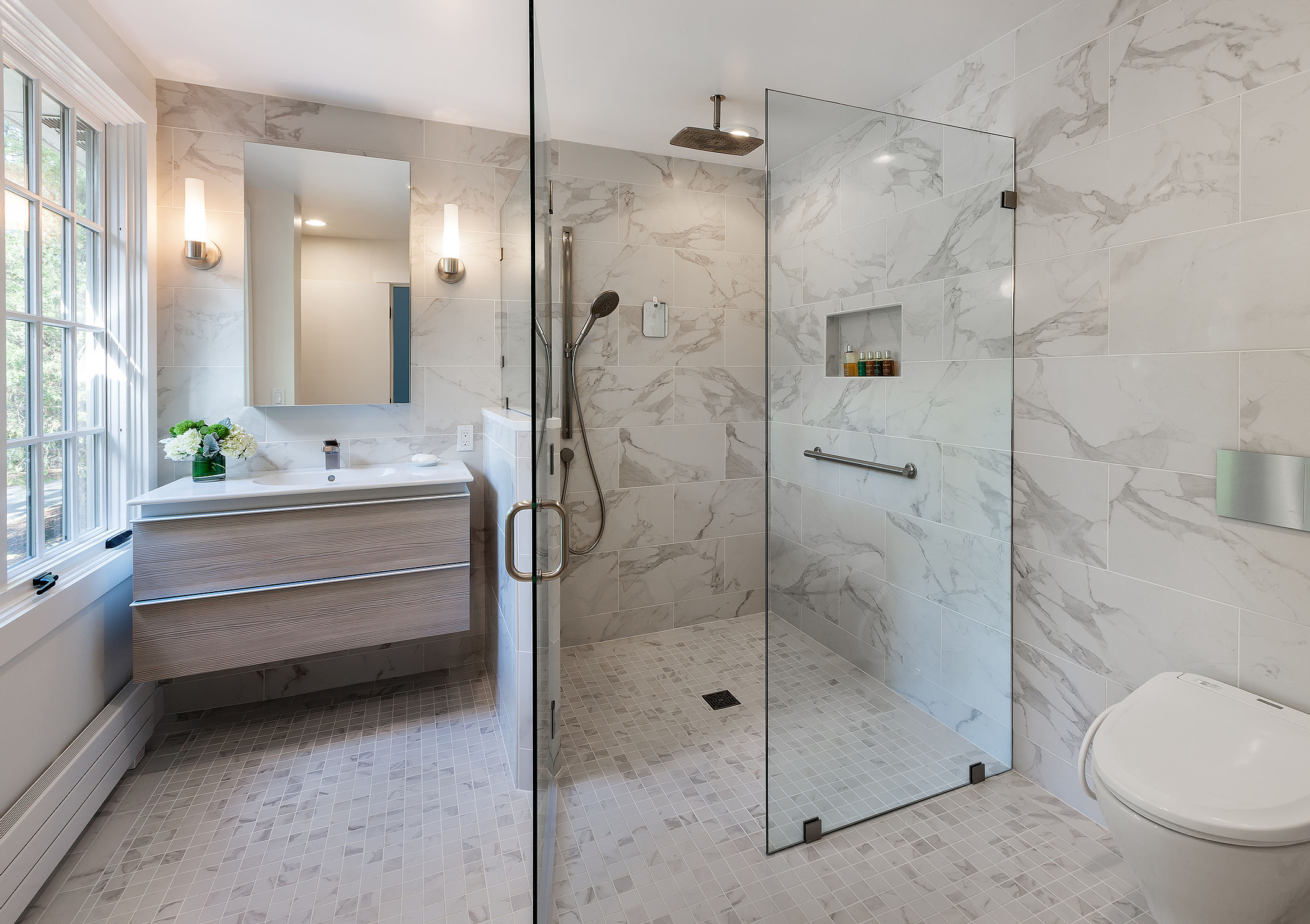 душевые кабины из плитки. душевая под мрамор. мраморный душ. душевая кабинка из плитки. туалетная комната под мрамор.