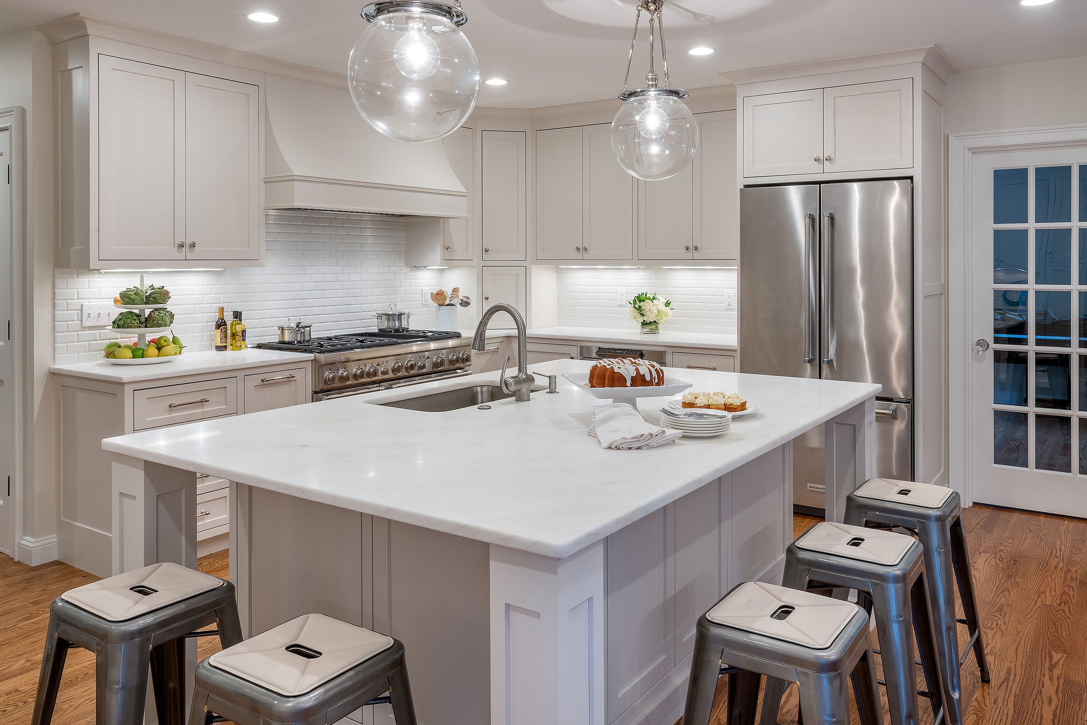 https://www.mitchcogroup.com/hubfs/gallery/kitchen/bright-and-open/bright-and-open-medfield-ma-hero.jpg