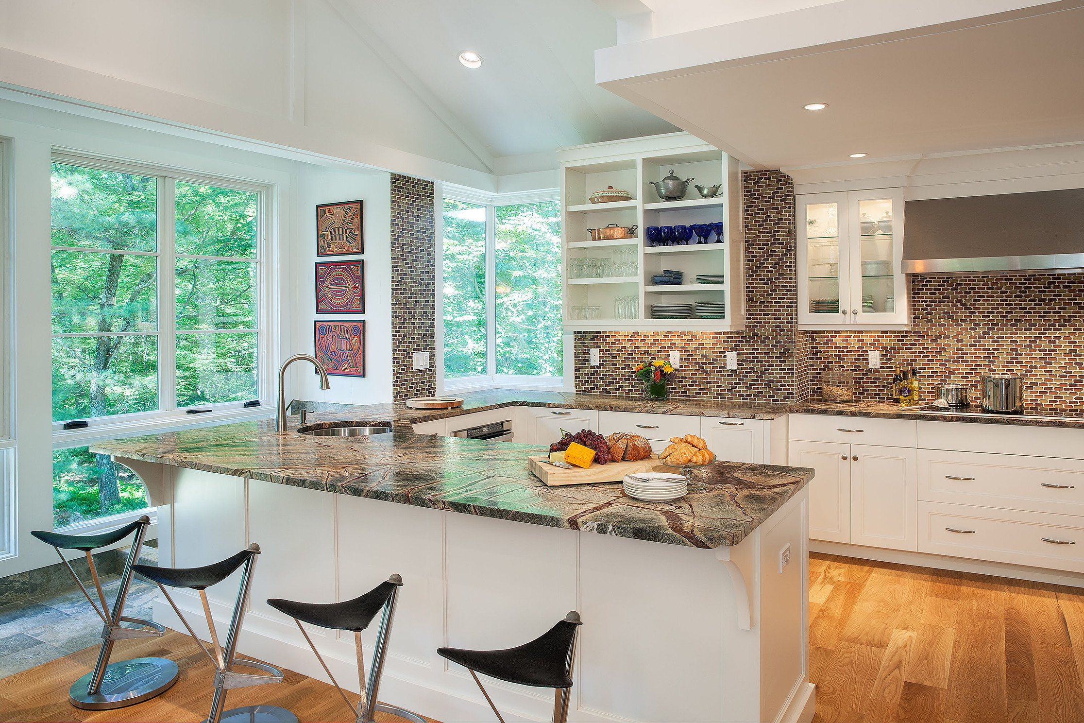 9 White Kitchens with Black Appliances for a Bold Splash of Contrast